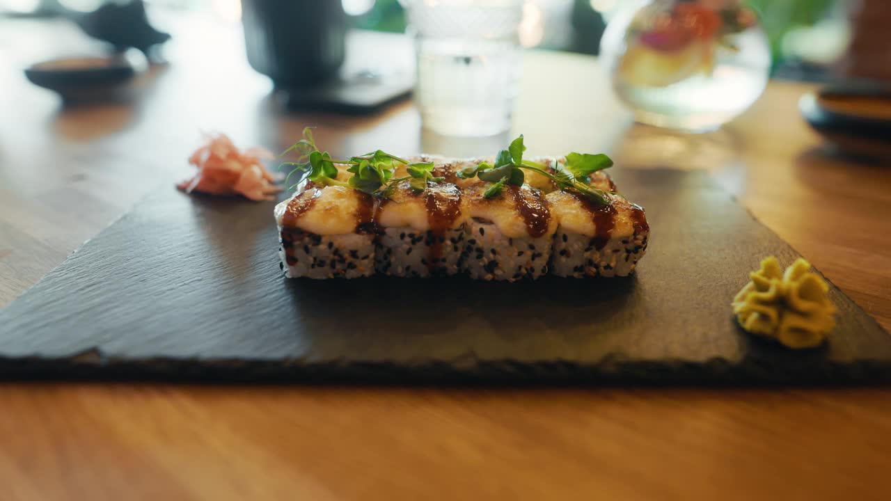 寿司之感:黑色盘子上美味寿司卷的特写，完美的手指食物视频素材