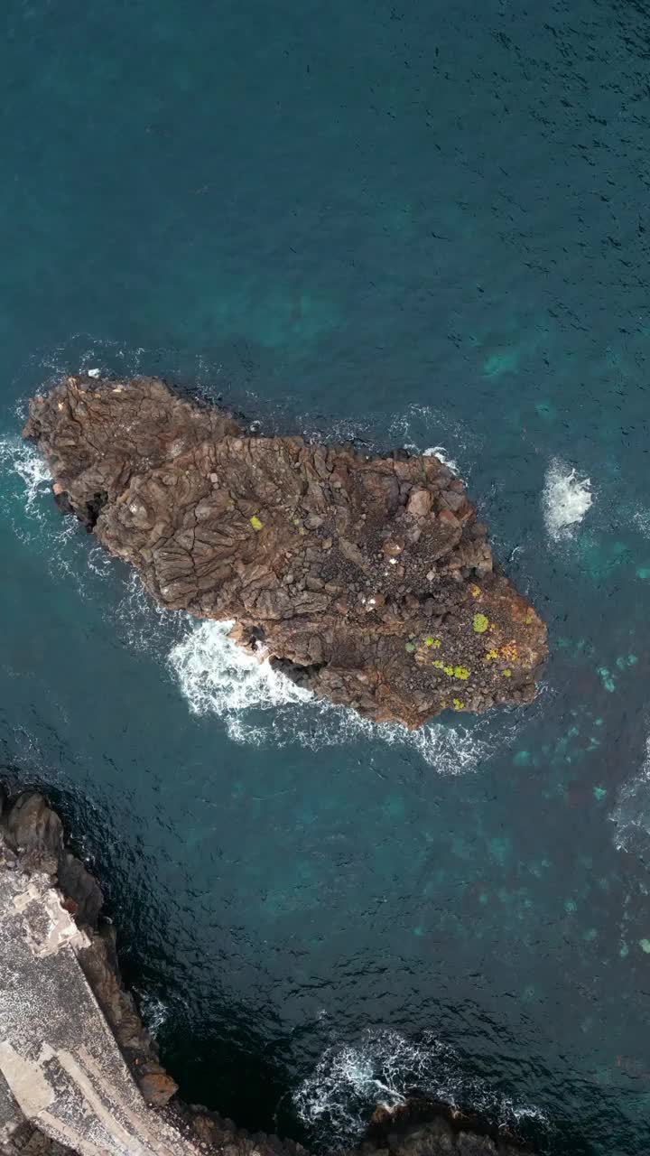 小岩石岛与石头纹理在开放的蓝色大海，鸟瞰图4k视频素材