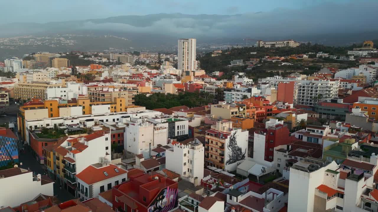 加那利岛特内里费岛德拉克鲁斯港城市街景，航拍视频素材