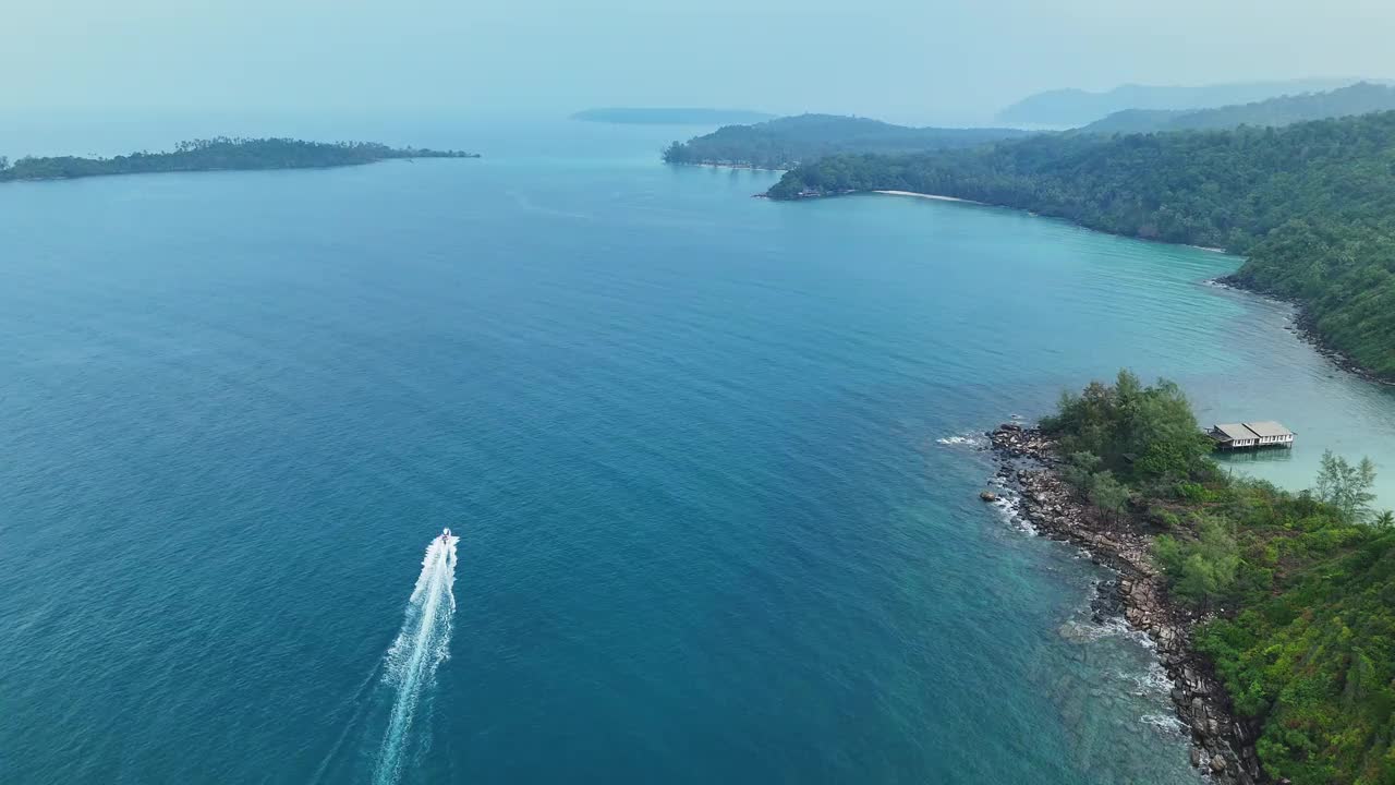 惊人的海滨美丽的海浪撞击岩石，鸟瞰热带海洋在美丽的好岛泰国。视频素材