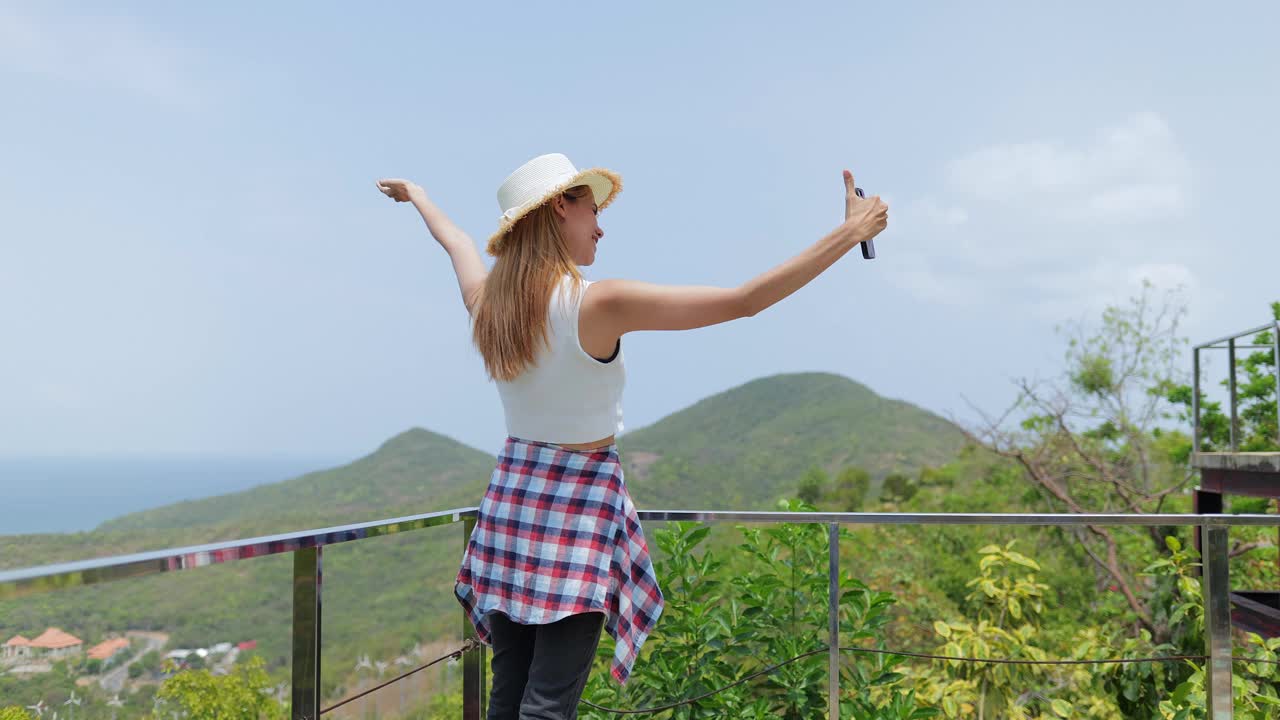 一个孤独的女游客戴着遮阳帽散步到海景点视频素材