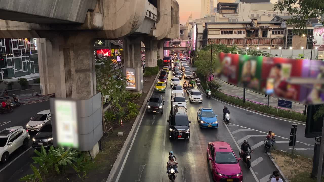 道路交通堵塞，许多汽车在曼谷的道路上。视频素材