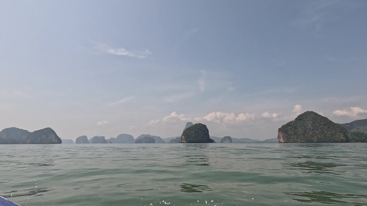 乘船游览风景优美的岛屿视频素材