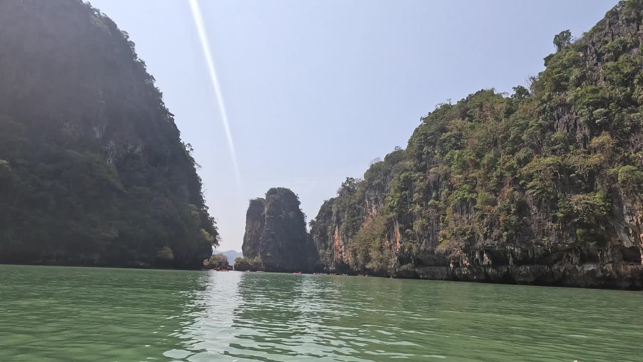 风景秀丽的石灰岩悬崖和平静的水域视频素材