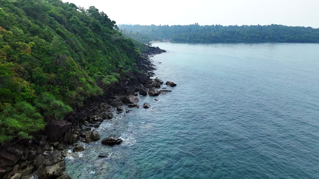 惊人的海滨美丽的海浪撞击岩石，鸟瞰热带海洋在美丽的好岛泰国。视频素材