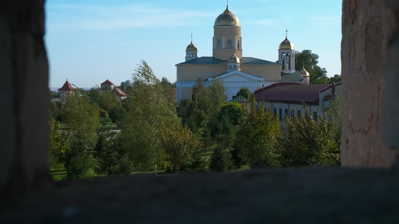 白天从窗户看东正教堂。视频下载