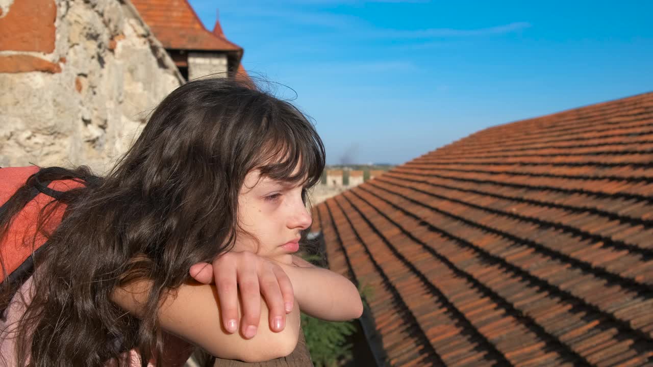 孩子们在城堡屋顶上休息。视频下载
