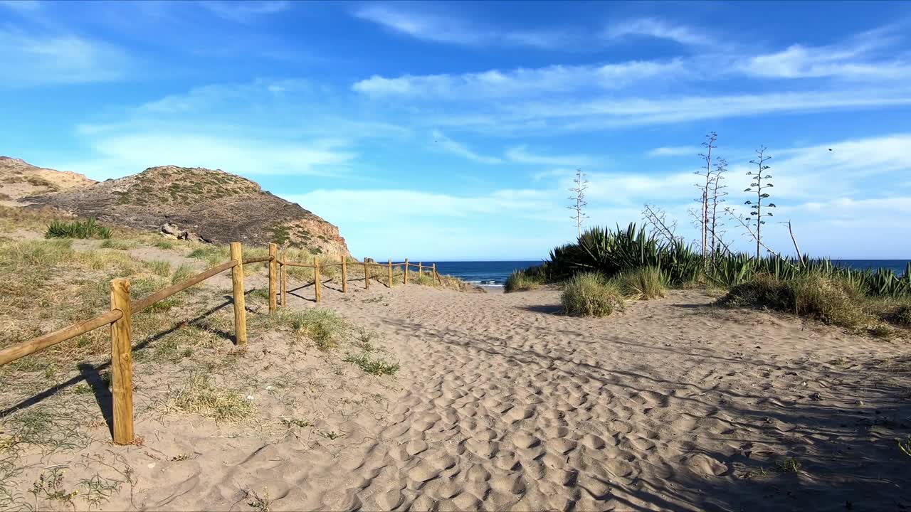 沿着沙滩小路到达田园诗般的海滩视频素材