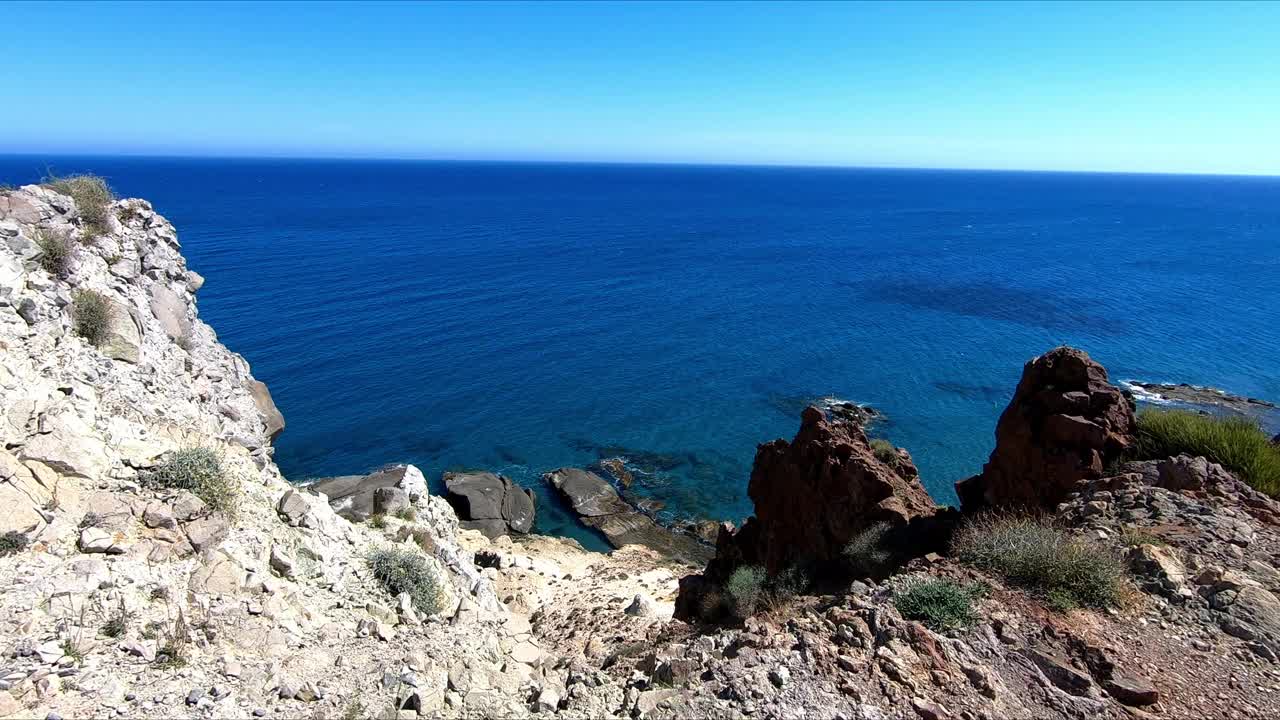 从悬崖顶上俯瞰地中海的岩石海岸视频素材