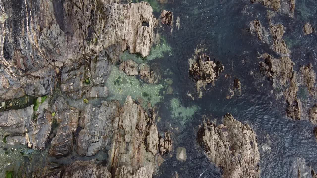 巨大的巨石和海浪。海景，无人机高清视频。凯尔特海的爱尔兰海岸。海面上的小波浪。视频素材