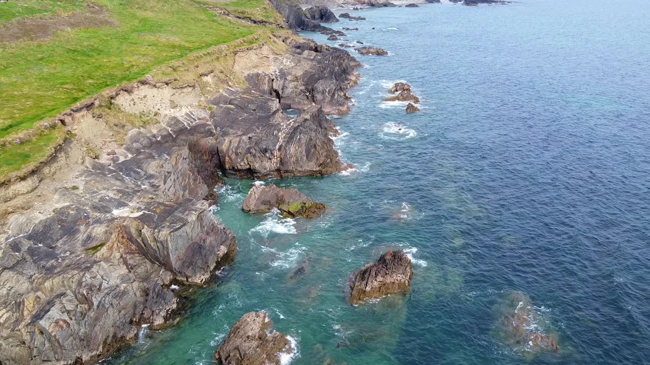 阳光明媚的日子里，布满岩石的海岸。风景如画的海景。美丽的海岸线。鸟瞰图，高清视频。视频素材