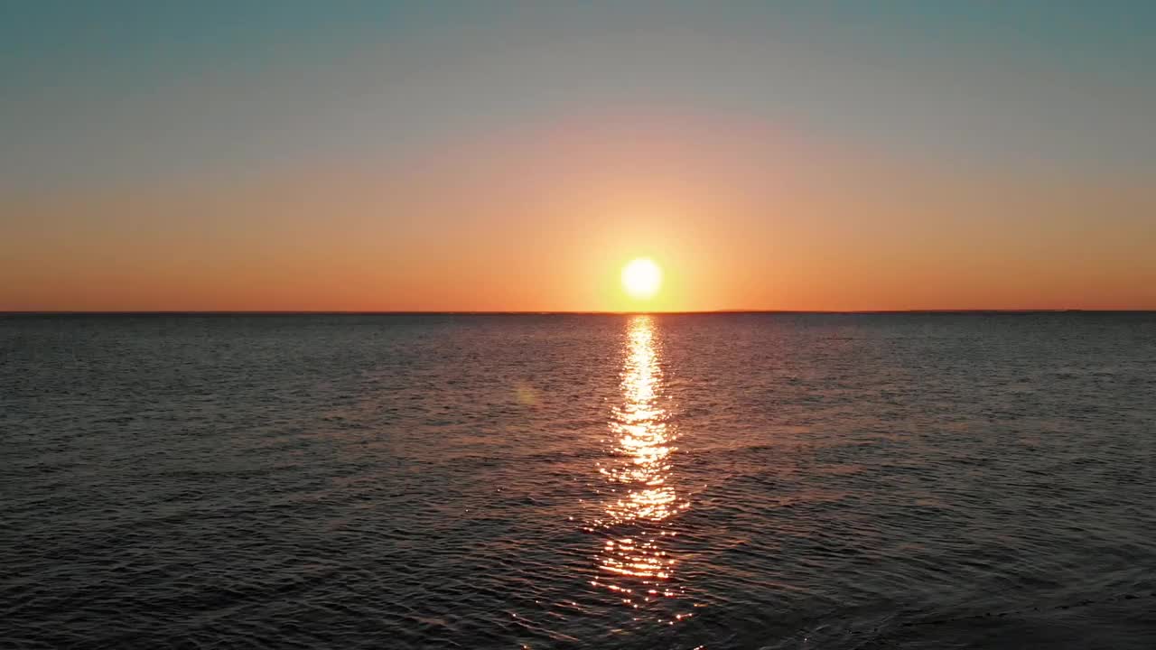 夏日旅游概念，鸟瞰橙色日落，反射海景视频素材