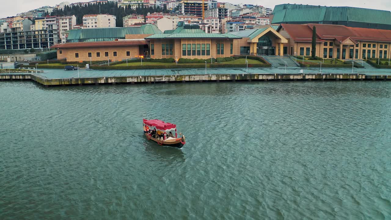 金角湾斋月概念缆车之旅。Haliç会议中心在后台。视频下载