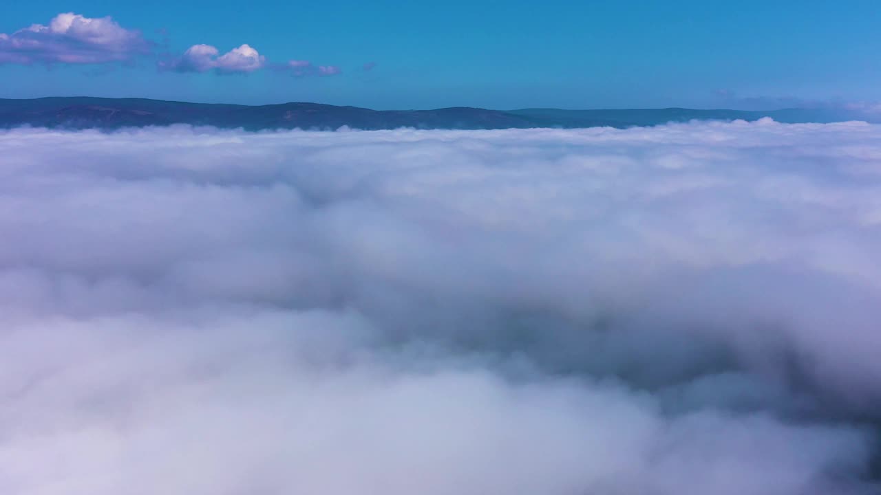 从空中俯瞰大海上美丽的雾视频下载