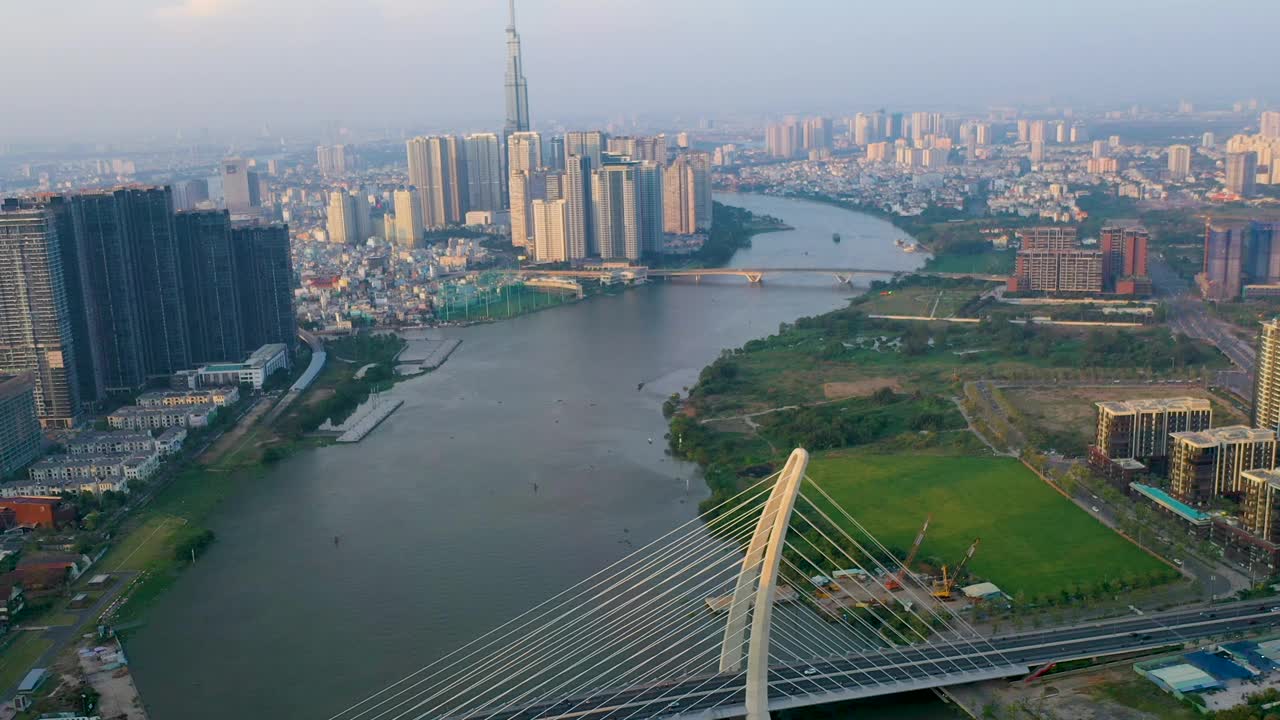 鸟瞰胡志明市西贡河上的巴松大桥视频素材