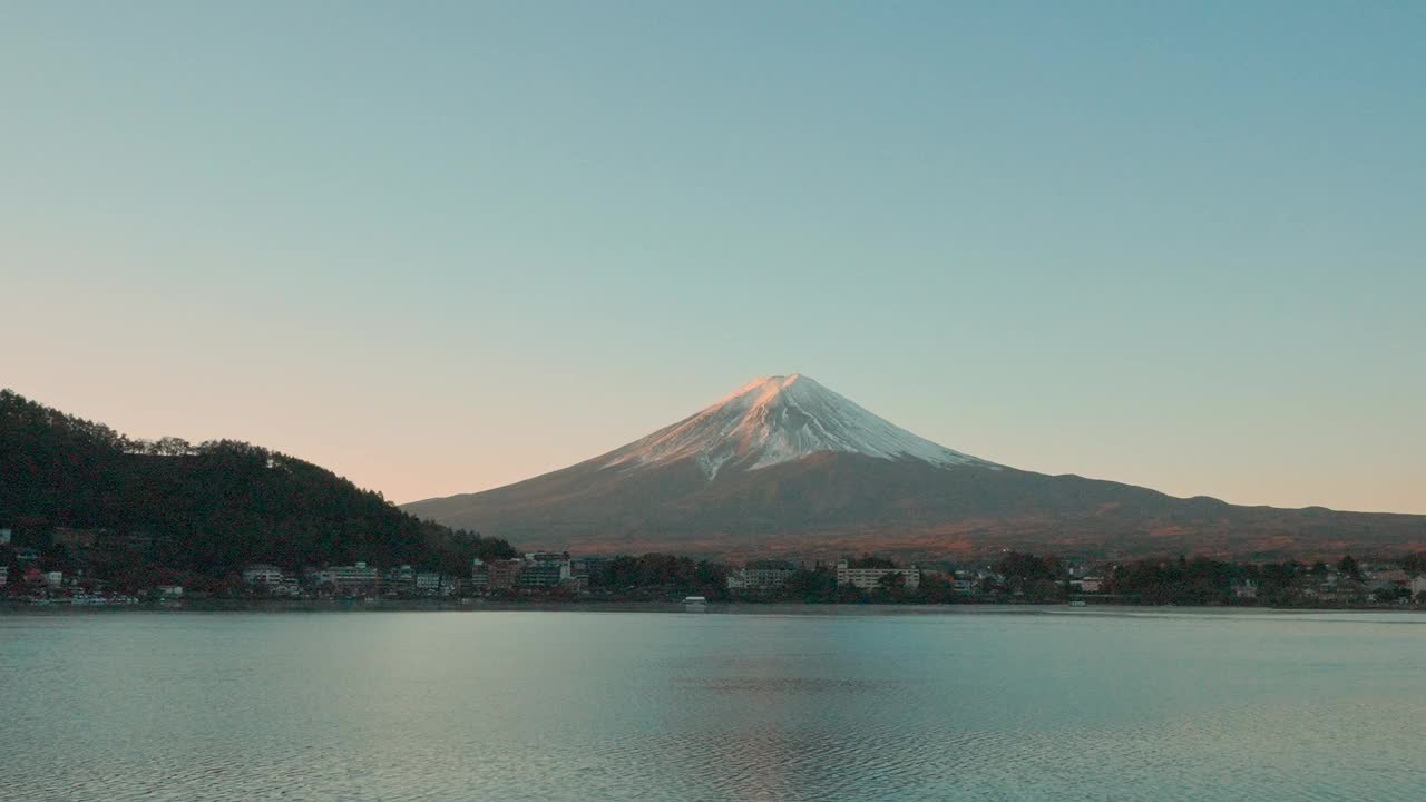 富士山川口湖畔的晨曦。日本山梨县藤川口的富士山。地标，吸引游客。日本旅游，目的地，度假和富士山日的概念视频素材