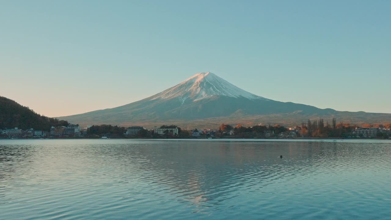 富士山川口湖畔的晨曦。日本山梨县藤川口的富士山。地标，吸引游客。日本旅游，目的地，度假和富士山日的概念视频素材