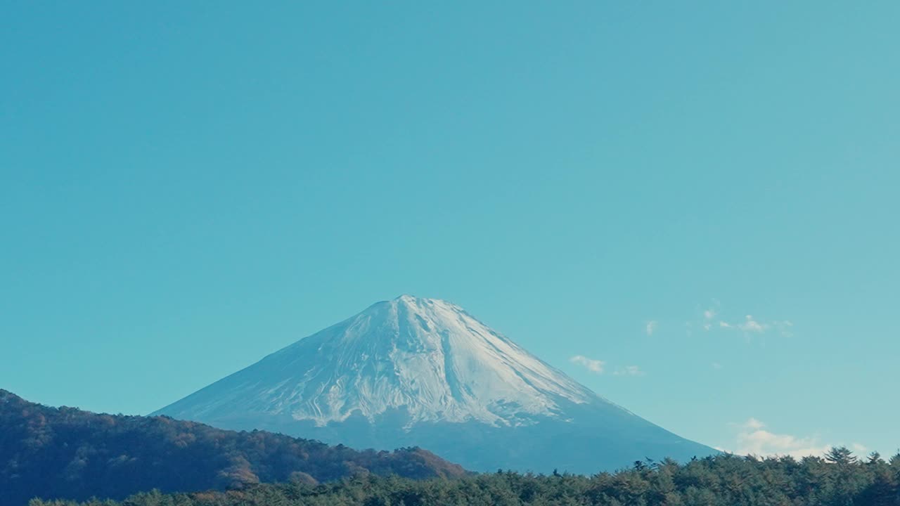 富士山位于日本山梨县富士五湖之一的川口湖附近。地标，吸引游客。日本旅游，目的地，度假和富士山日的概念视频素材