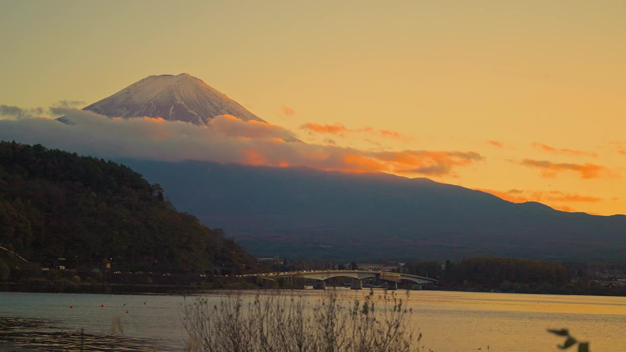 傍晚的富士山在川口湖畔。日本山梨县藤川口的富士山。地标，吸引游客。日本旅游，目的地，度假和富士山日的概念视频素材