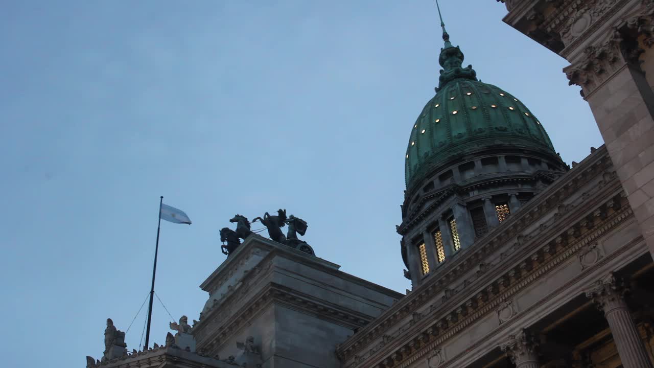 夕阳下的阿根廷国会大厦，布宜诺斯艾利斯，阿根廷。4K分辨率。视频素材