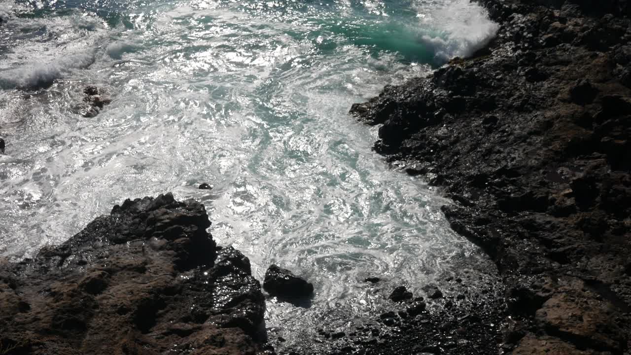 海浪和海浪冲击着海岸上的岩石。崎岖的海岸线，体现了大自然的力量和海边风景的宁静。视频素材