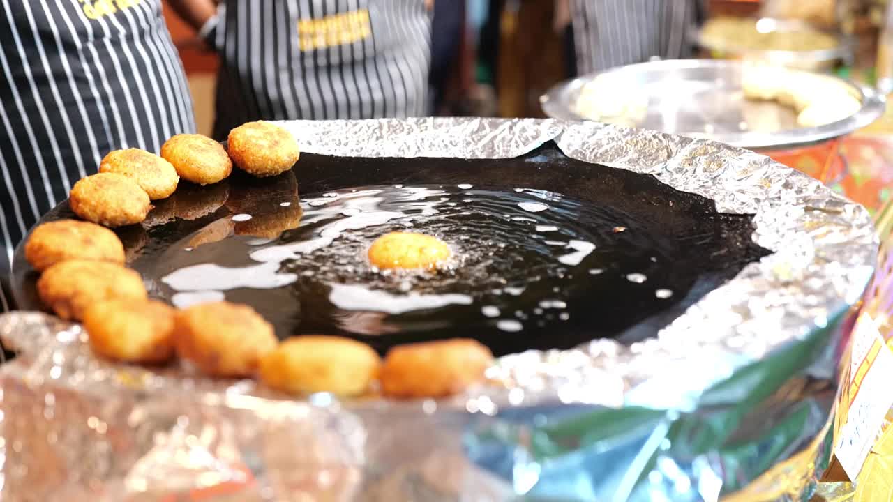 Aloo tikki是一种起源于印度次大陆的小吃，也被称为Aloo ki tikki, Aloo ki tikki或alu tikki。视频素材