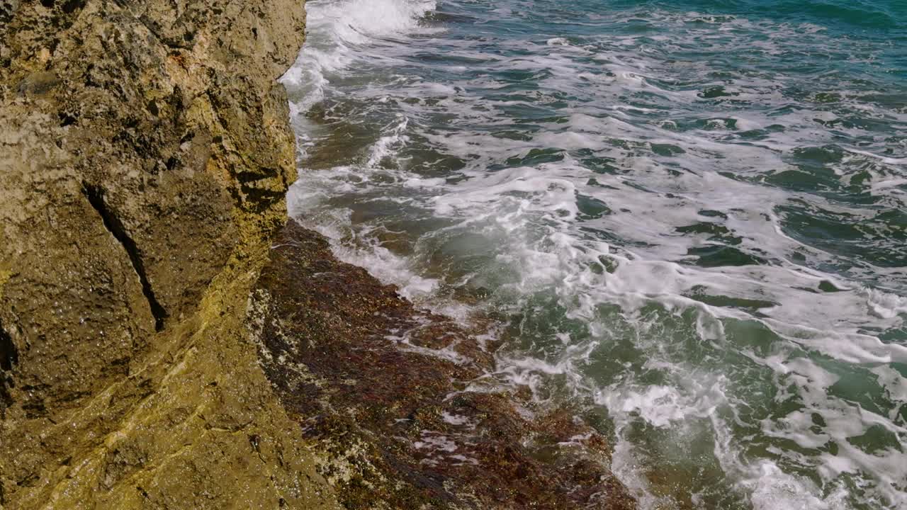 在地中海海岸的石头上冲浪视频素材