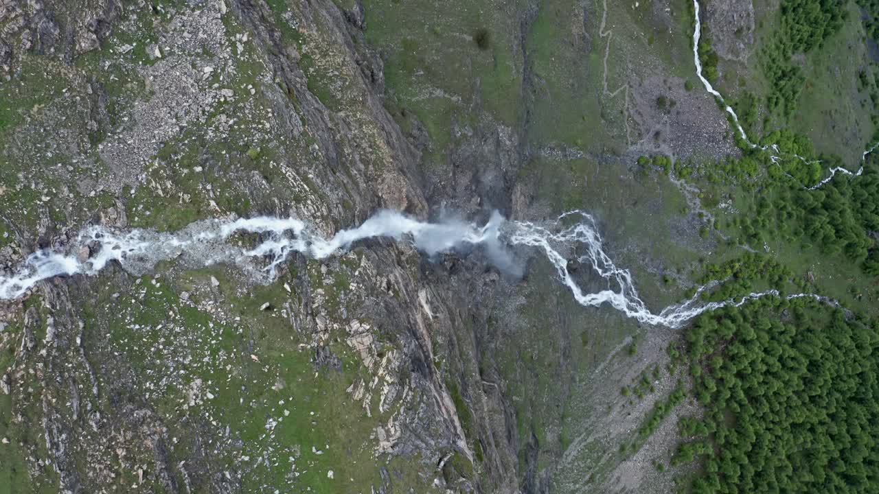 Cascata di stroppia瀑布和lago niera，翠绿的自然景观，鸟瞰图视频素材