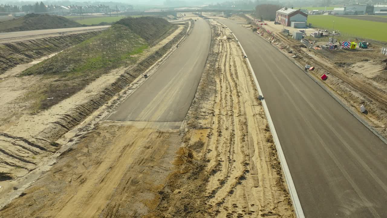 鸟瞰图中的道路正在建设与暴露的土壤。视频素材