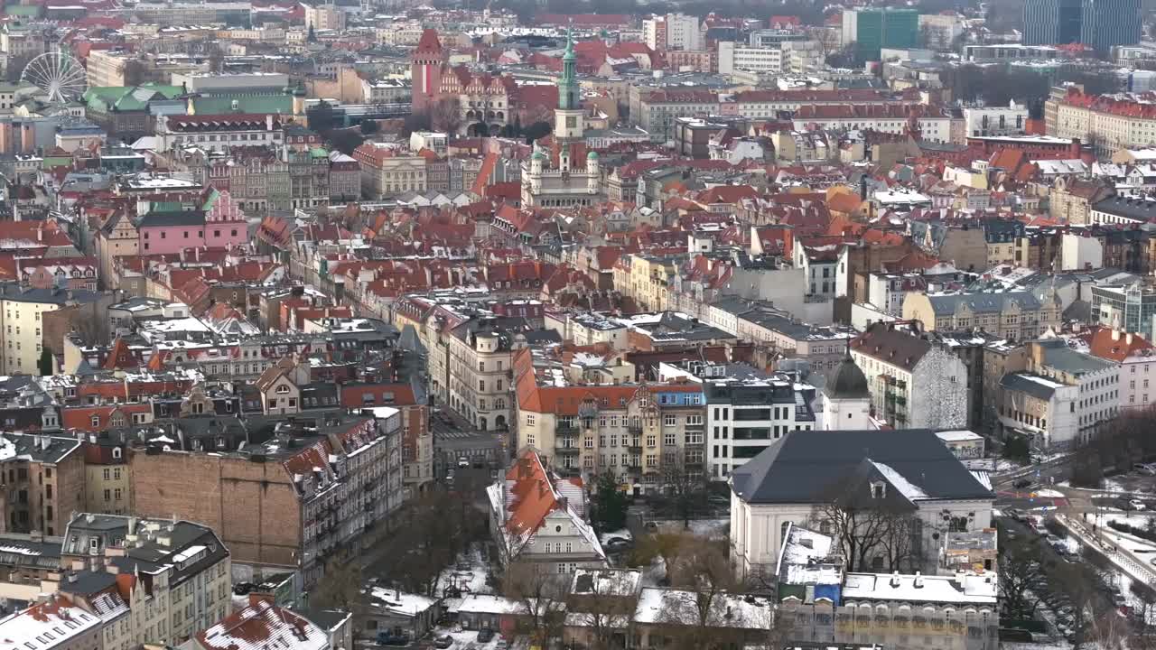 一月冬天，波兹纳斯旧市场广场的航拍画面。白雪覆盖的屋顶，标志性的市政厅，以及广场上风景如画的房子，橙色的屋顶上有雪。视频素材