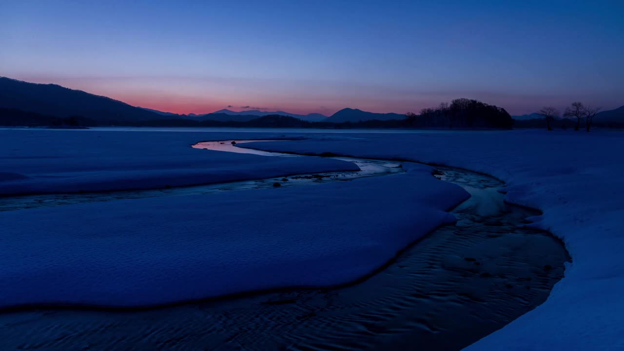 日野原乌拉班湖的晨光在雪原上流逝视频下载