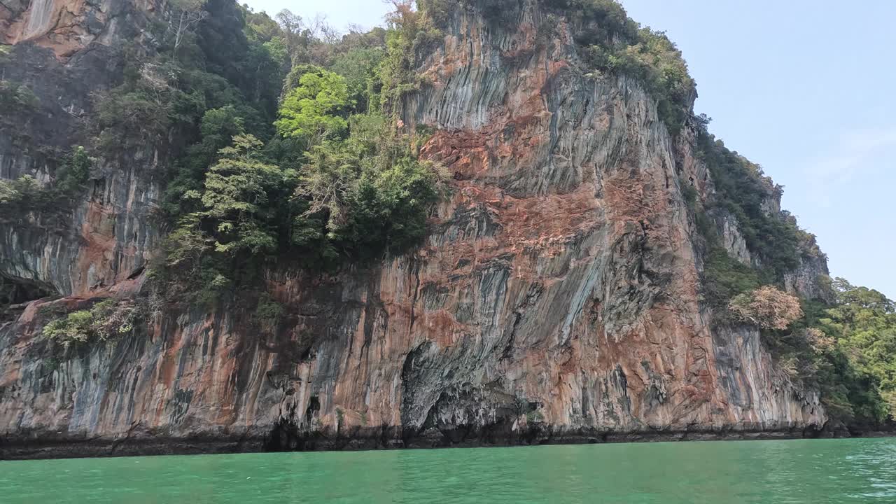 风景秀丽的石灰岩悬崖上的绿松石水视频素材