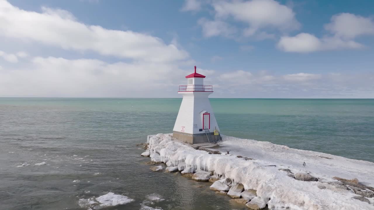 冰冷的海水环绕着宁静的南安普敦灯塔，映衬着蓝天，隐隐透出冬日的气息视频素材