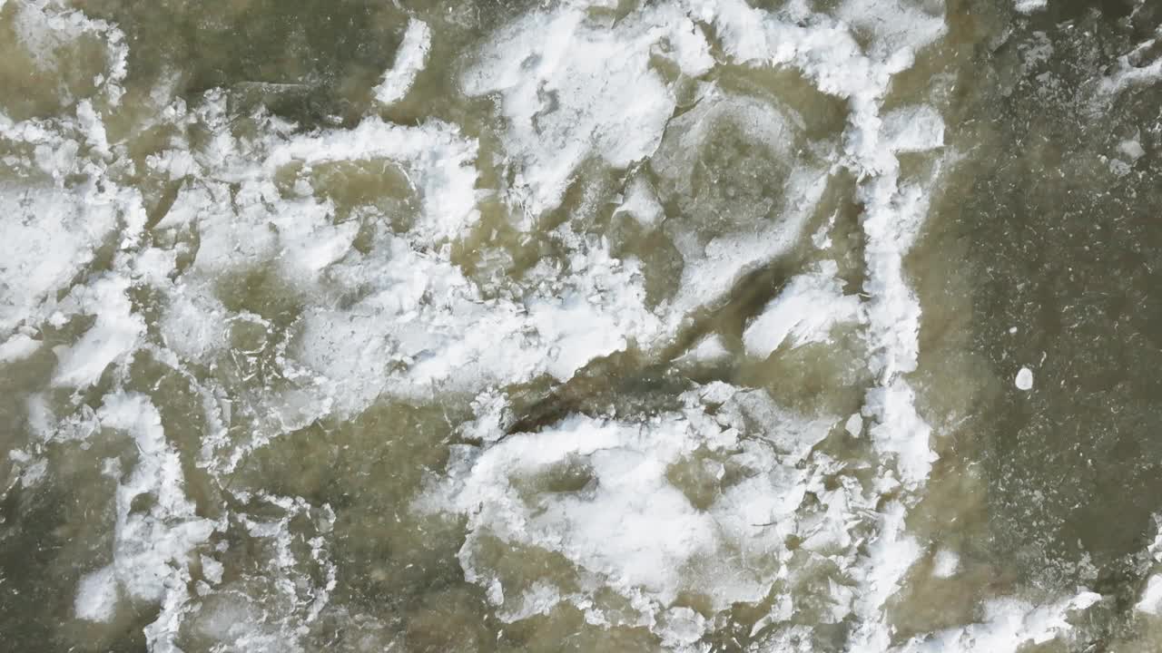 南安普敦半冰冻的水与积雪的自上而下视图，宁静的自然景观视频素材