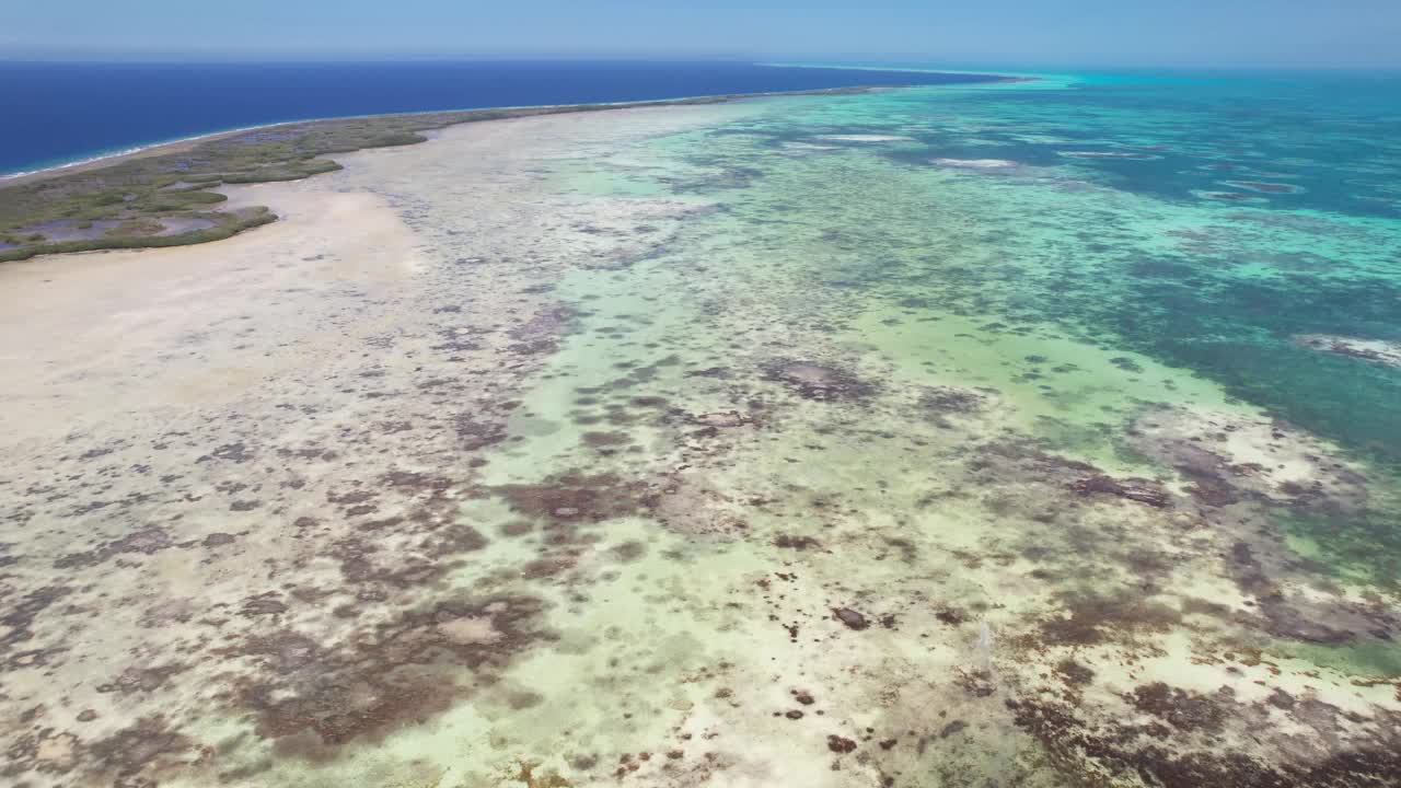 洛斯罗克清澈的海水和受保护的湿地在明亮的阳光下，鸟瞰图视频素材