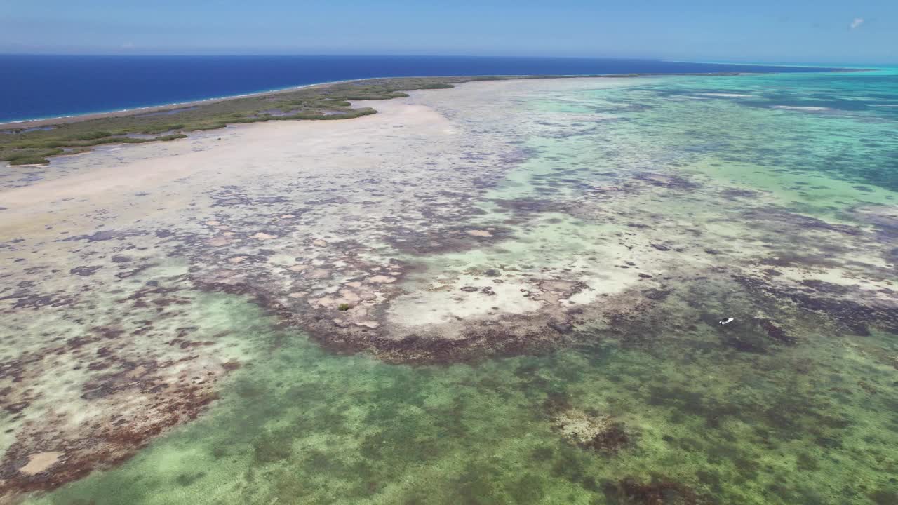 洛斯罗克国家公园，清澈碧绿的海水环绕着原始的沙滩海岸线，保护区，鸟瞰图视频素材