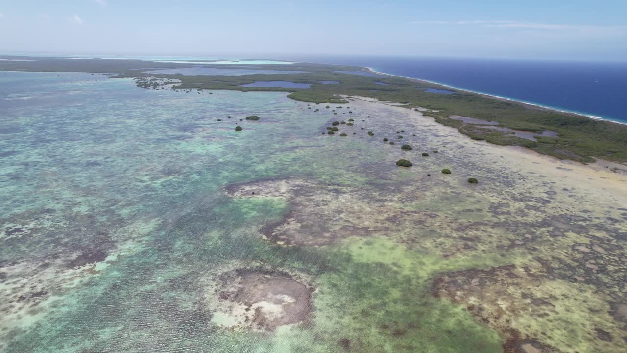 从空中俯瞰洛斯罗克斯湿地，绿松石般的海水和红树林视频素材