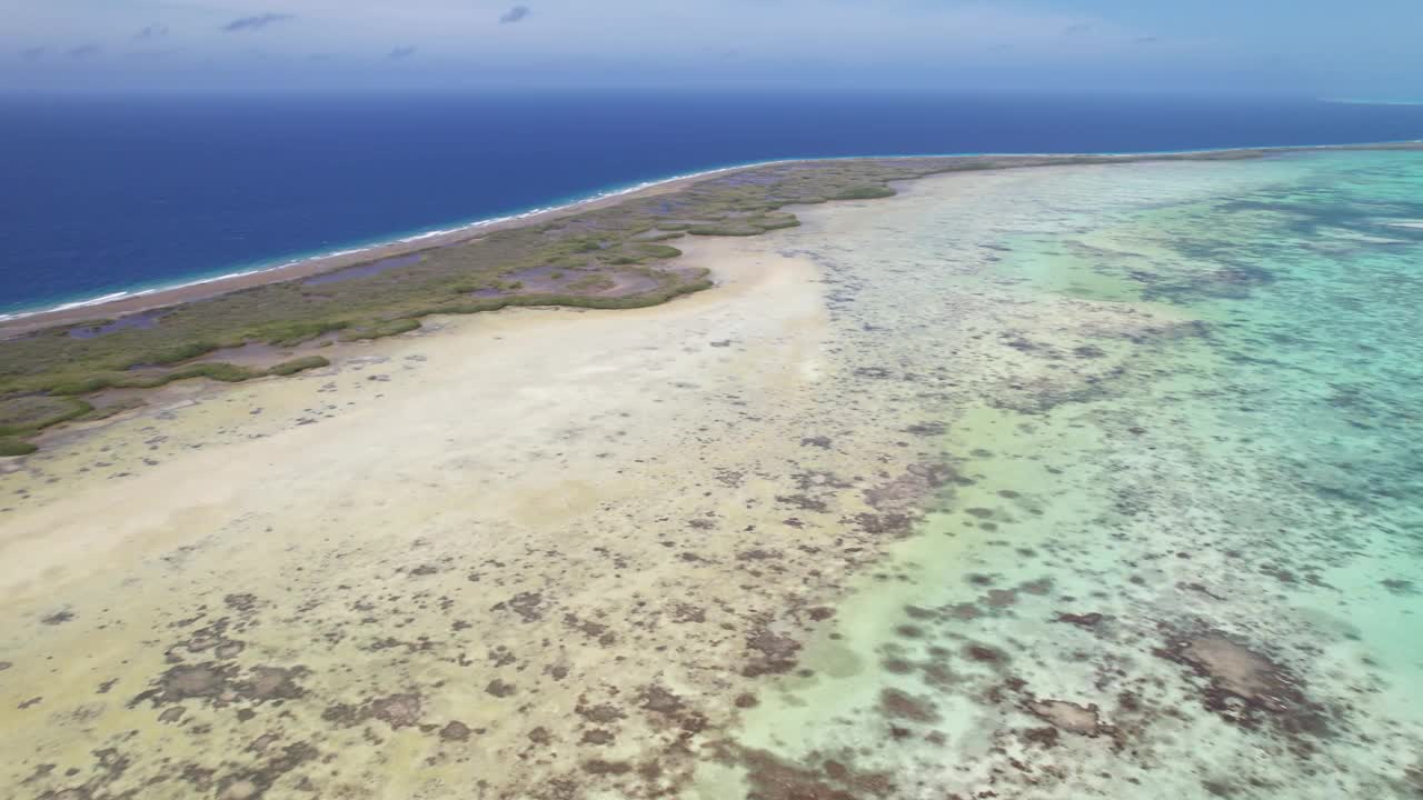 航拍的洛斯罗克斯南部屏障在沿海湿地，充满活力的蓝色海洋视频素材