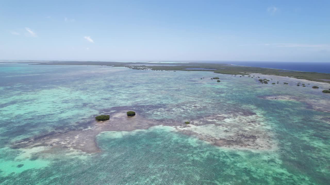 空中无人机俯瞰洛斯罗克斯群岛，绿松石般的海水和受保护的湿地，阳光明媚的一天视频素材