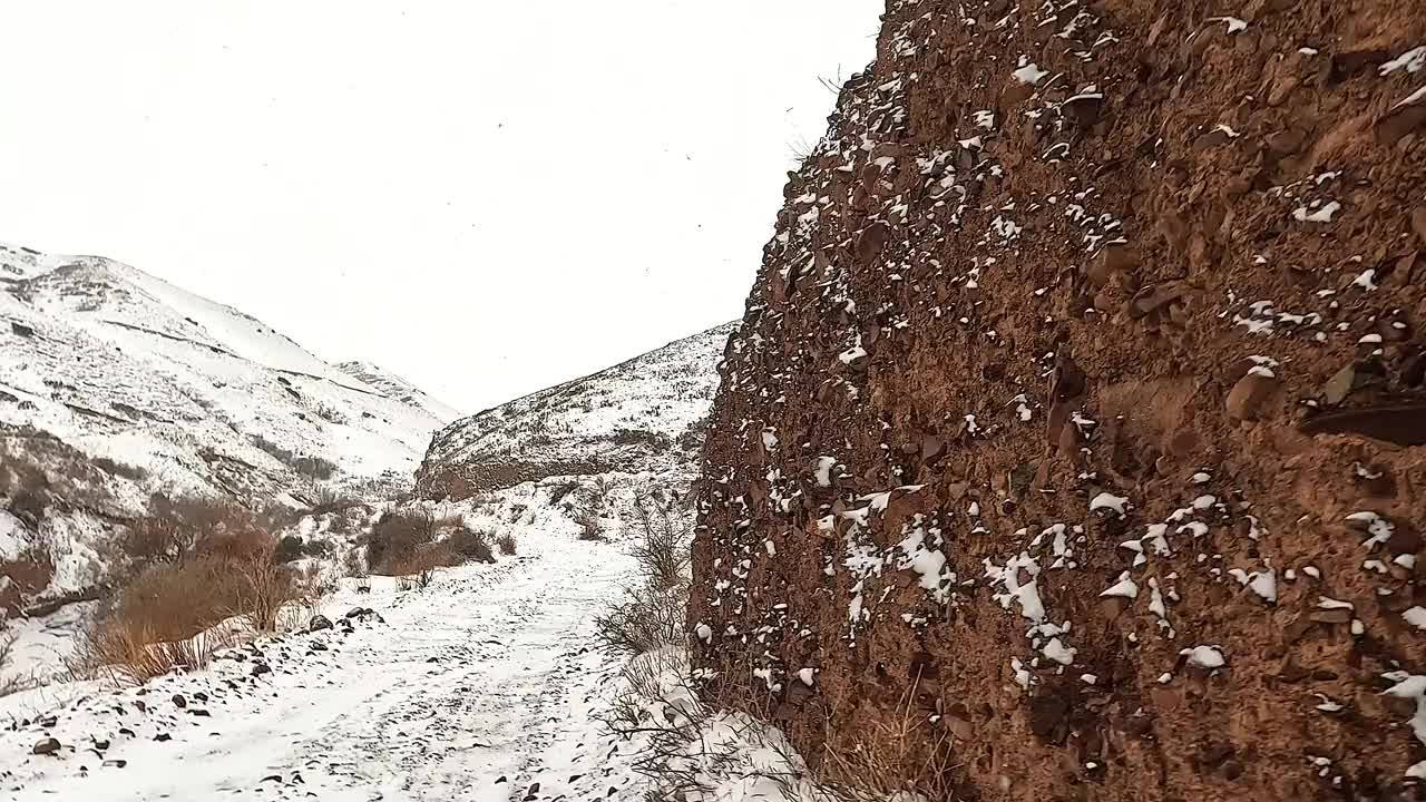 冬季通往康内克峡谷的道路。在吉尔吉斯斯坦开车旅行。山丘、山脊、岩石、斜坡视频下载