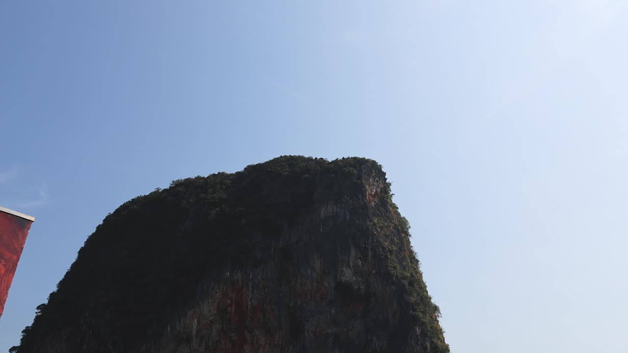 蓝天下的山峰视频素材