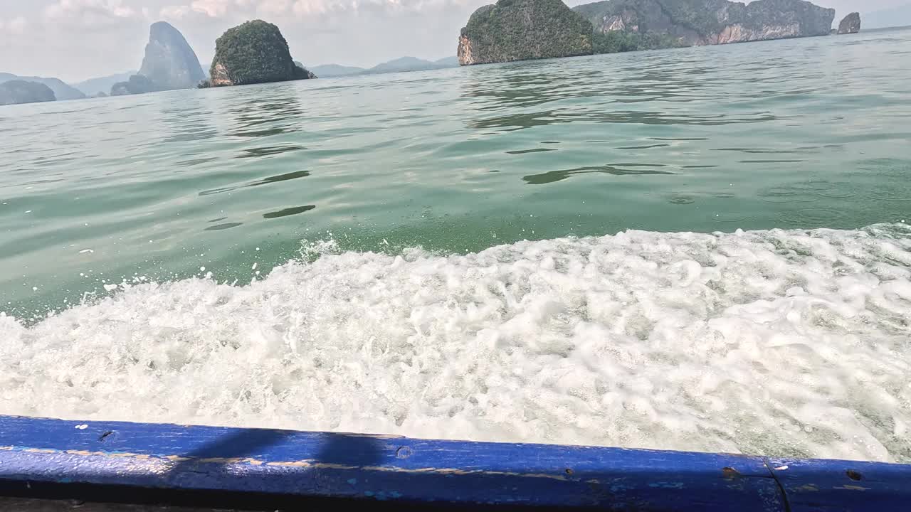 乘船游览风景优美的岛屿视频素材