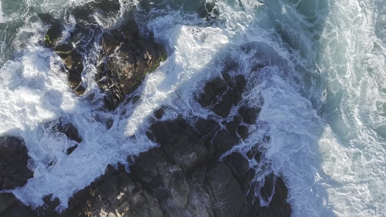 海浪拍打岩石视频素材