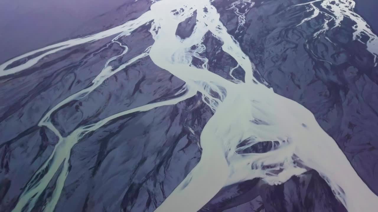 编织冰川河流流经冰岛火山地形。自上而下的立交桥。视频素材