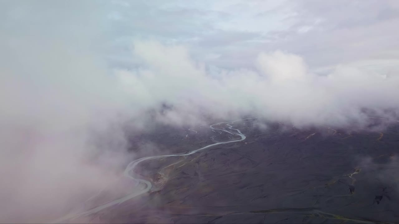 飞越云层，飞越冰川河床，穿越冰岛的风景。视频素材