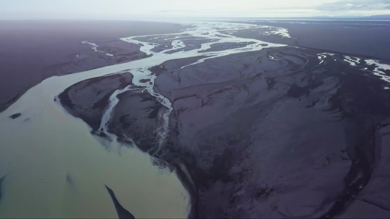 编织冰川河流经火山冰岛景观。空中吊车升起。视频素材