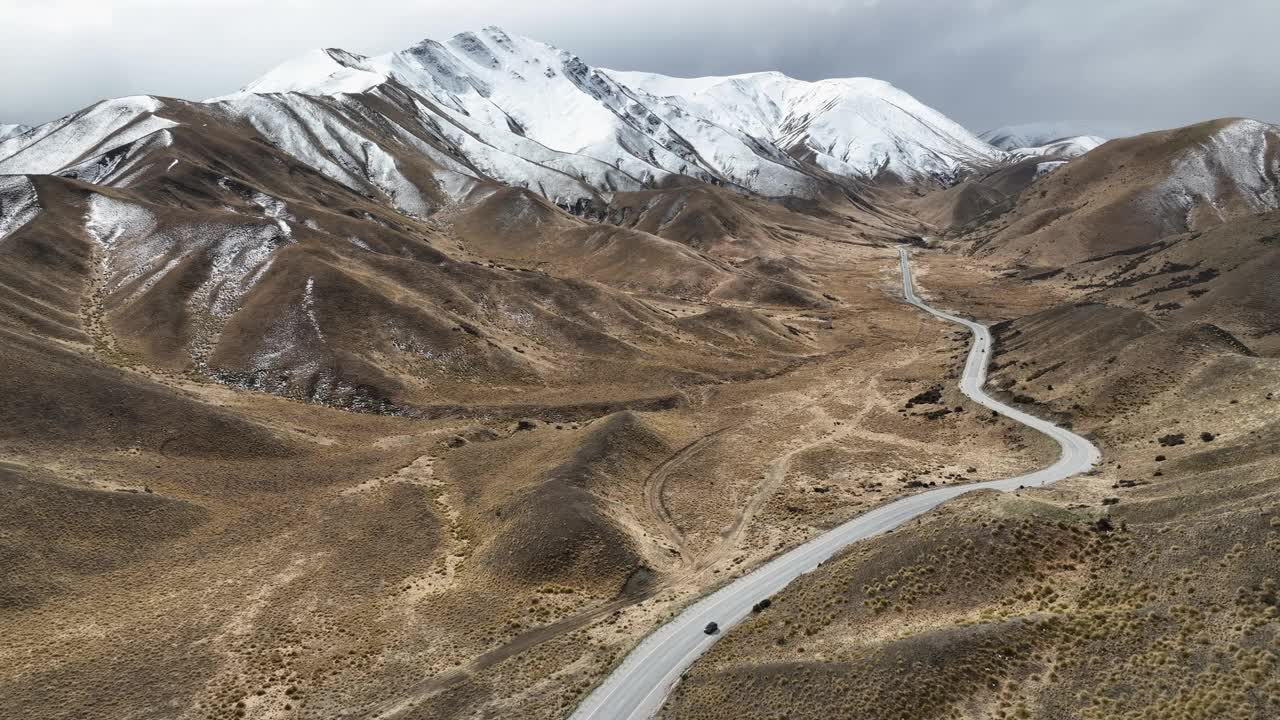 行驶在新西兰南岛林迪斯山口公路上的汽车。视频素材