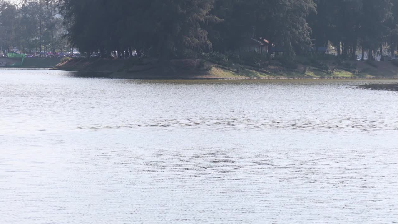 随着时间的推移，宁静的湖景视频素材