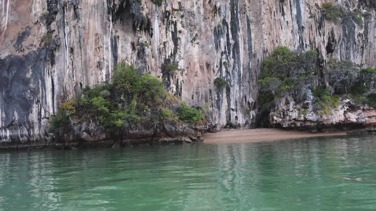 宁静的石灰岩悬崖和水视频素材