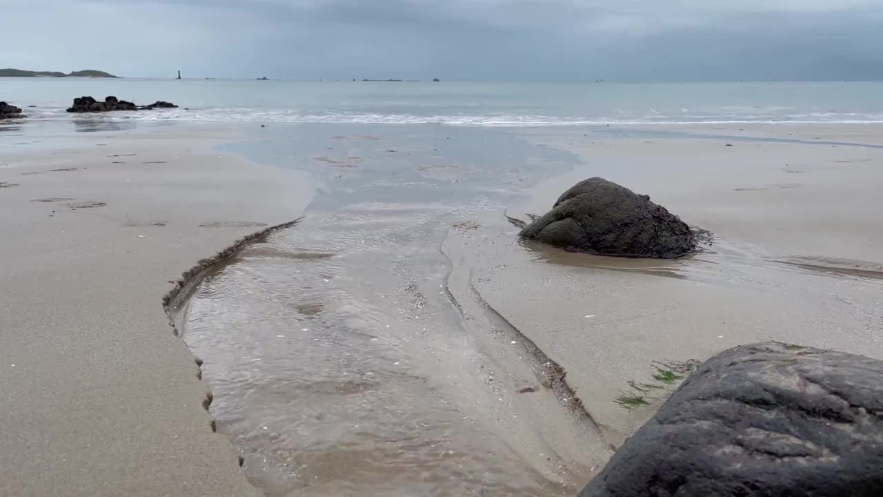 在DInard的海滩上流动视频下载